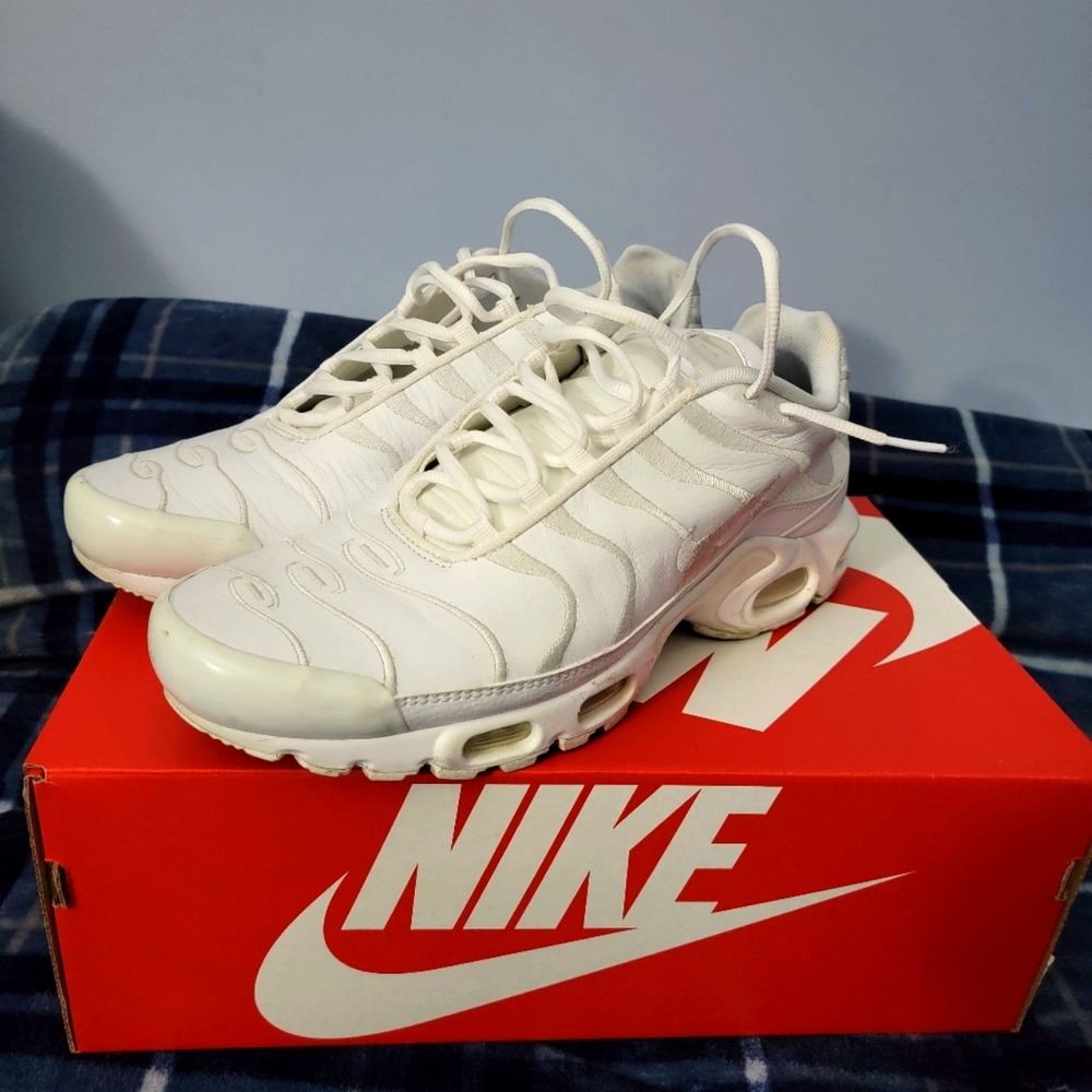 NIKE AIR MAX PLUS TRIPLE WHITE
